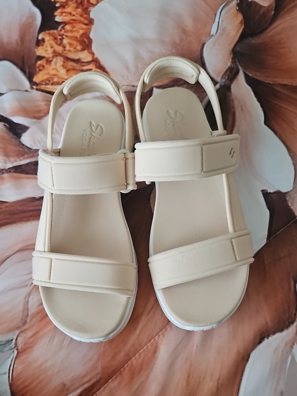 Skechers Yoga foam sandals Size 7 Beige Velcro Closure Like New Comfort Walk